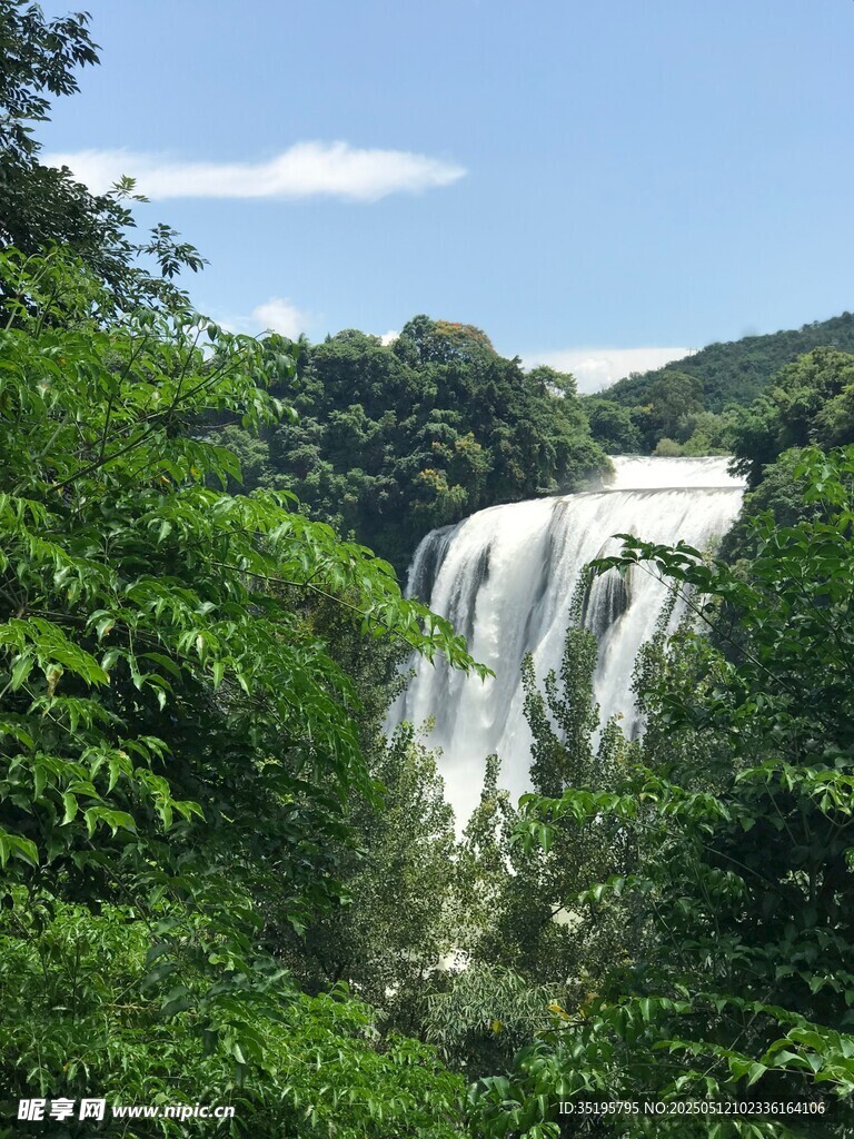 山林间的壮美瀑布景观