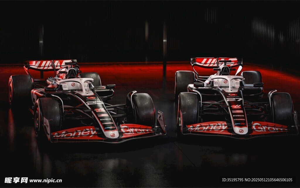 两辆炫酷赛车蓄势待发