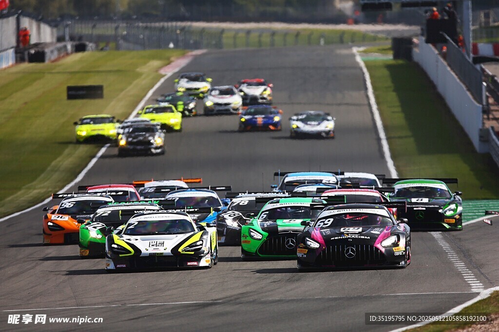 赛车比赛激烈角逐瞬间