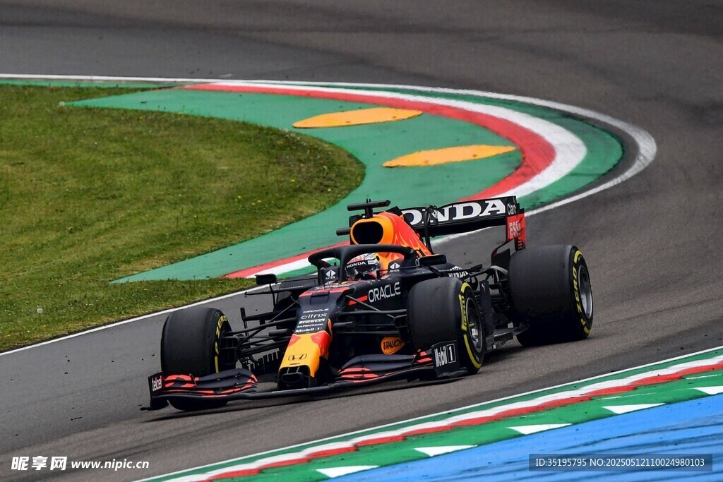 赛道上飞驰的红色赛车