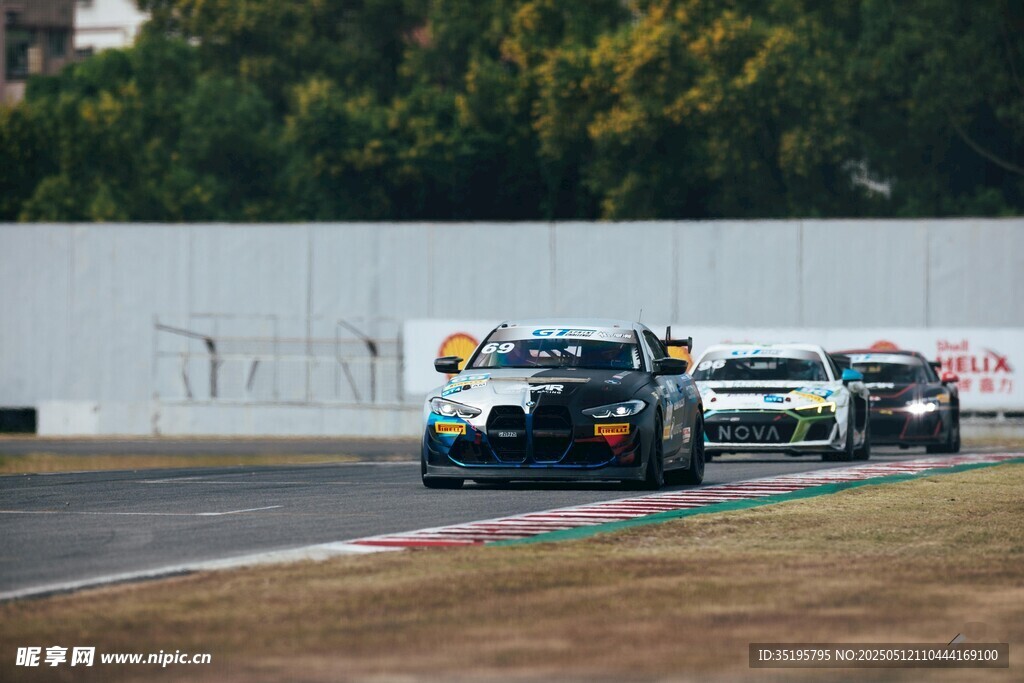 赛道上的多辆赛车竞速