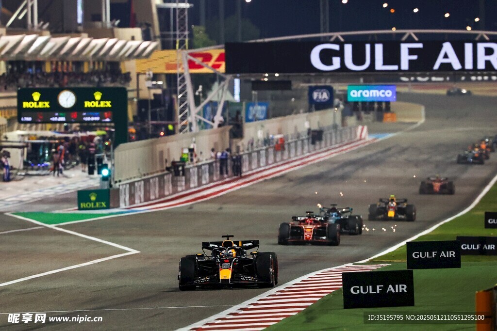 夜间赛道上的激烈赛车比赛