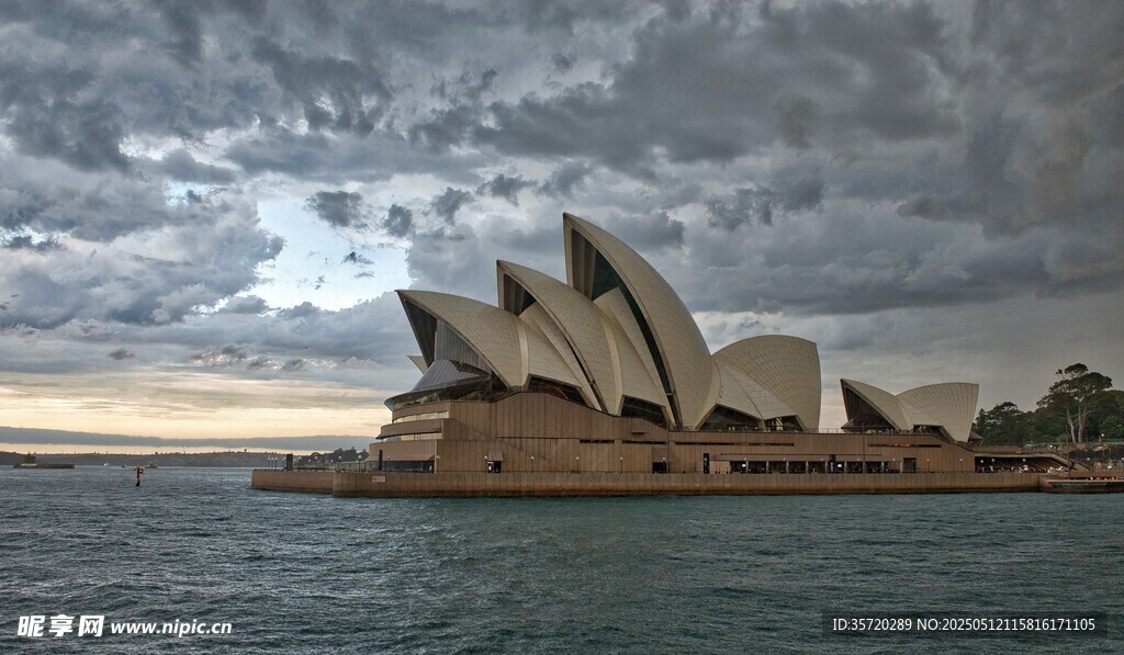 悉尼歌剧院的壮丽海滨景象