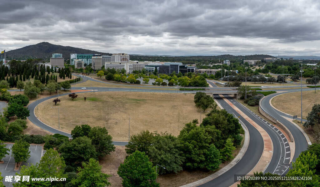 俯瞰环形道路与周边景观