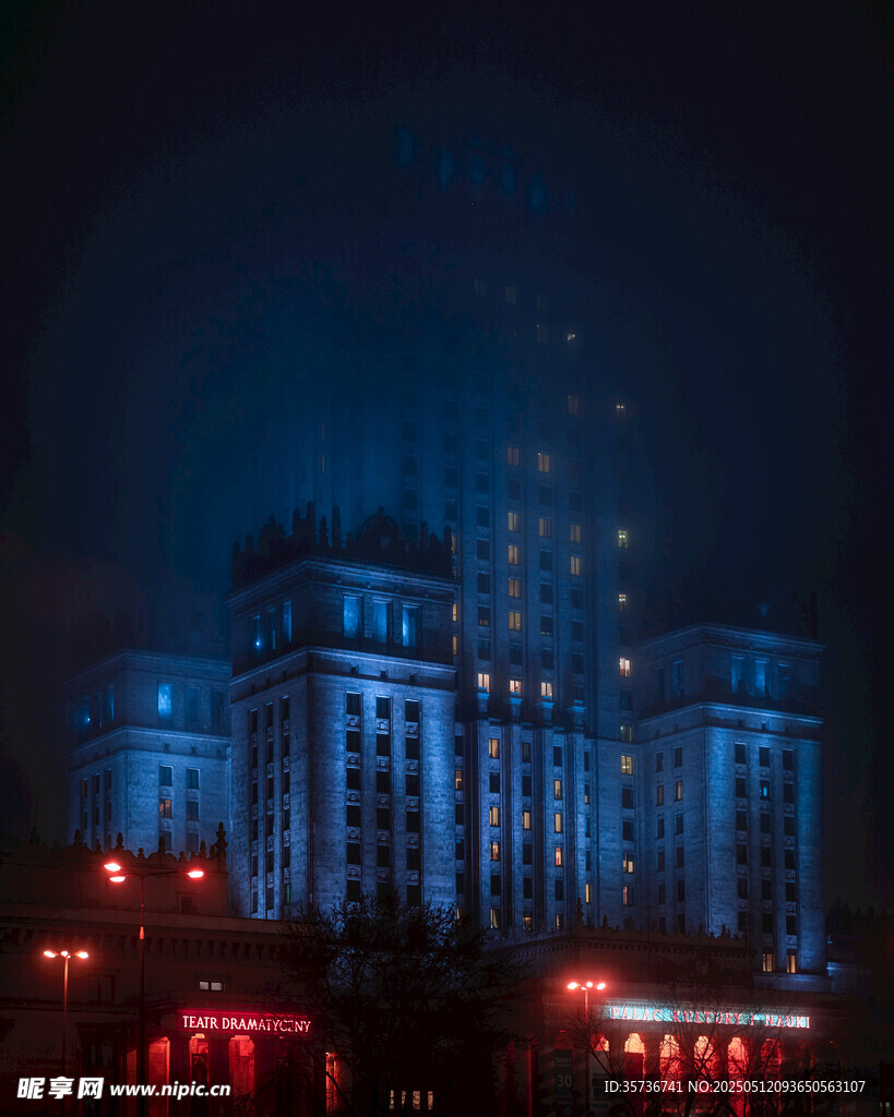 夜幕下的宏伟建筑