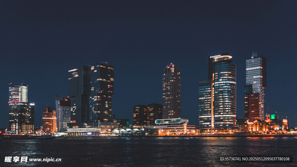 城市夜景璀璨的滨水风光