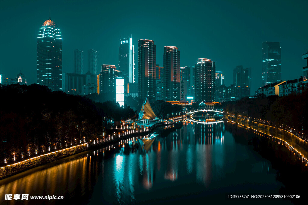 夜幕下的城市河畔风光