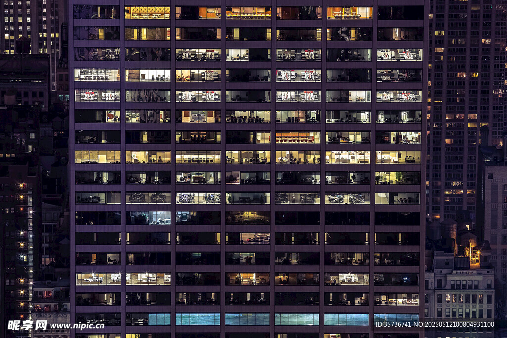 都市夜晚灯火通明的高楼