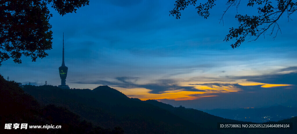 黄昏时分的山峦美景