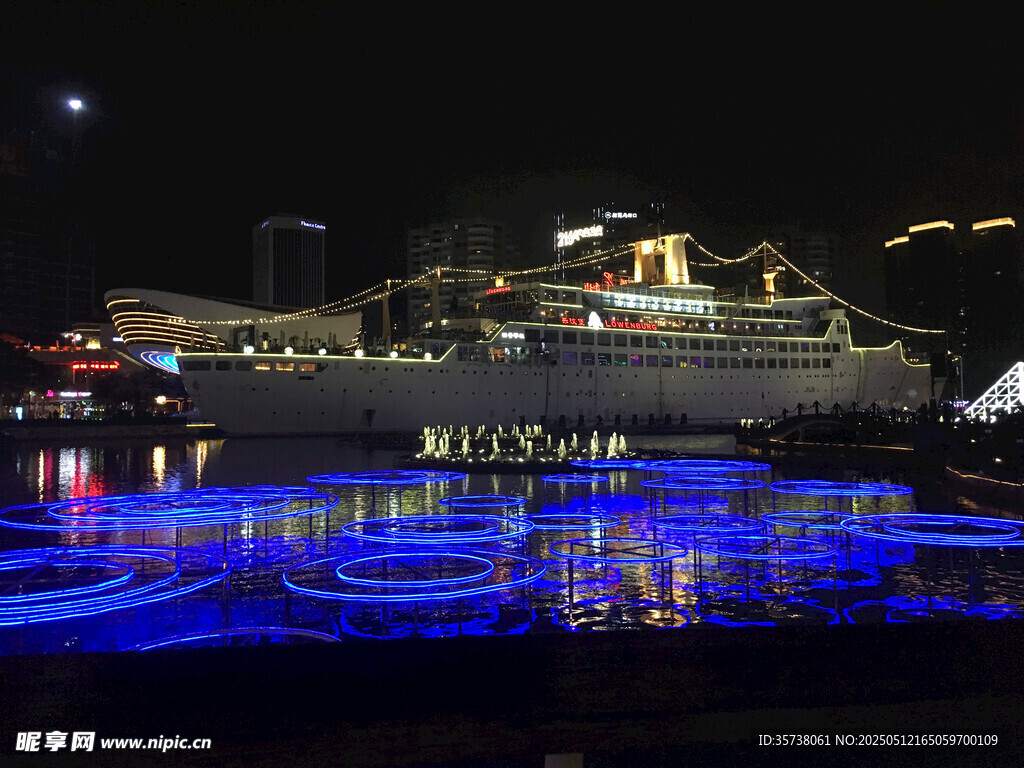 夜晚璀璨游轮及水面光影