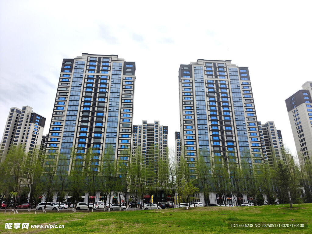 城市高楼与绿地景观