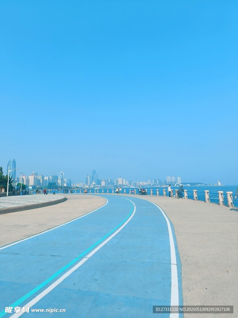 青岛海滨蓝色骑行道风景