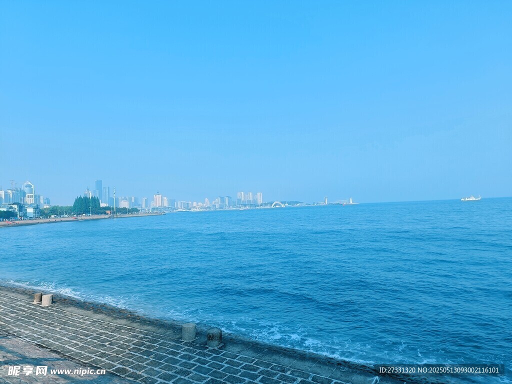 青岛海滨风光 蓝色大海与城市
