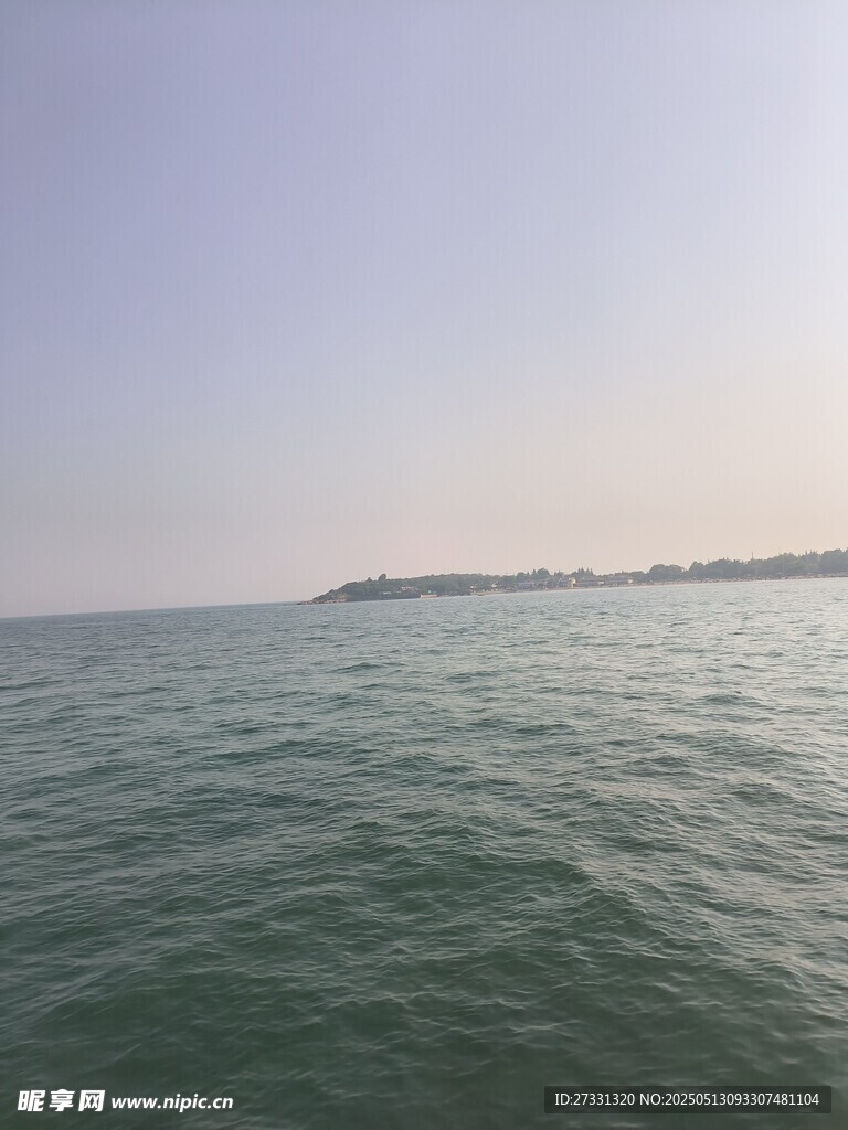 广阔海面的宁静景象