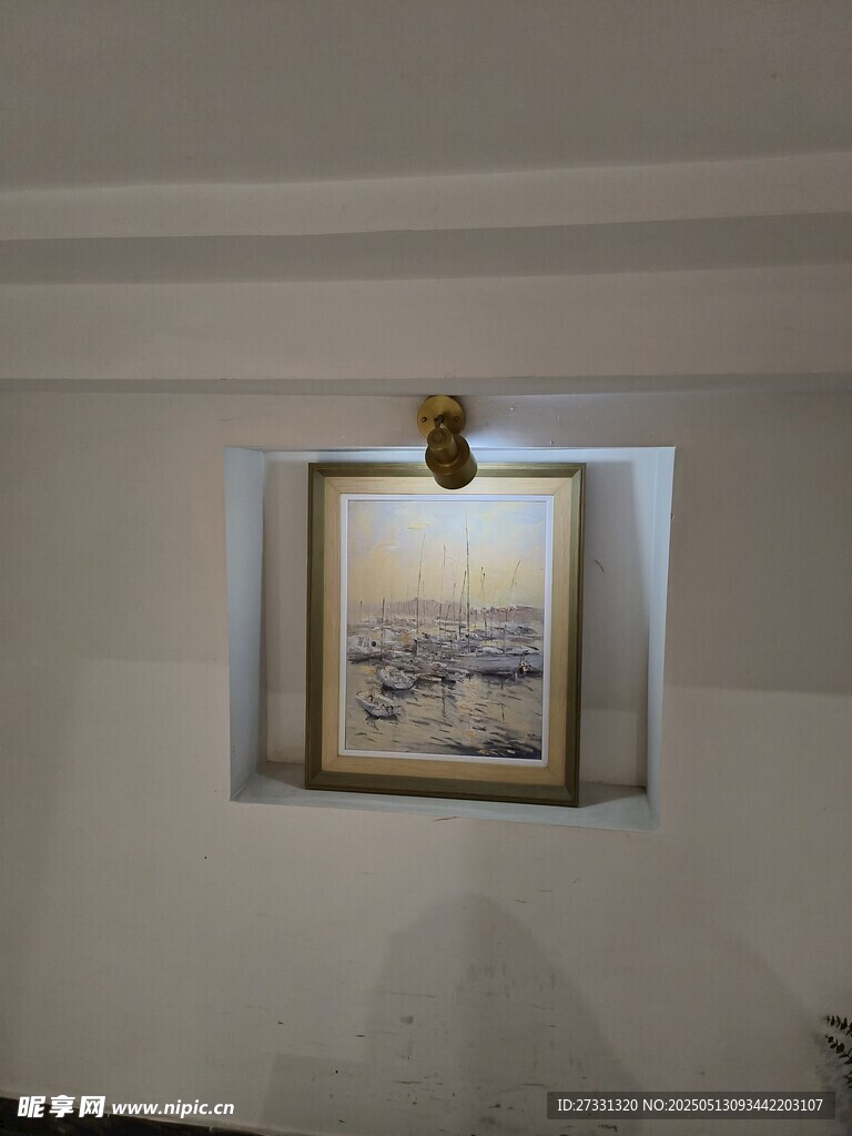 墙上挂画装饰室内一角