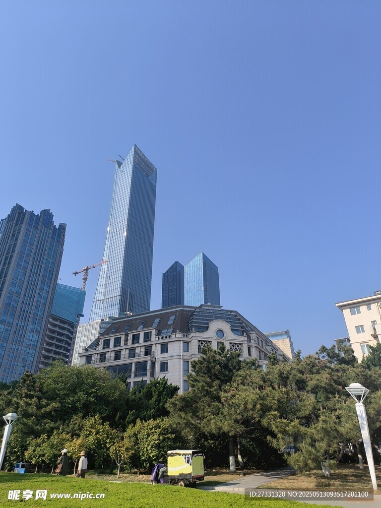 城市高楼与绿地景观