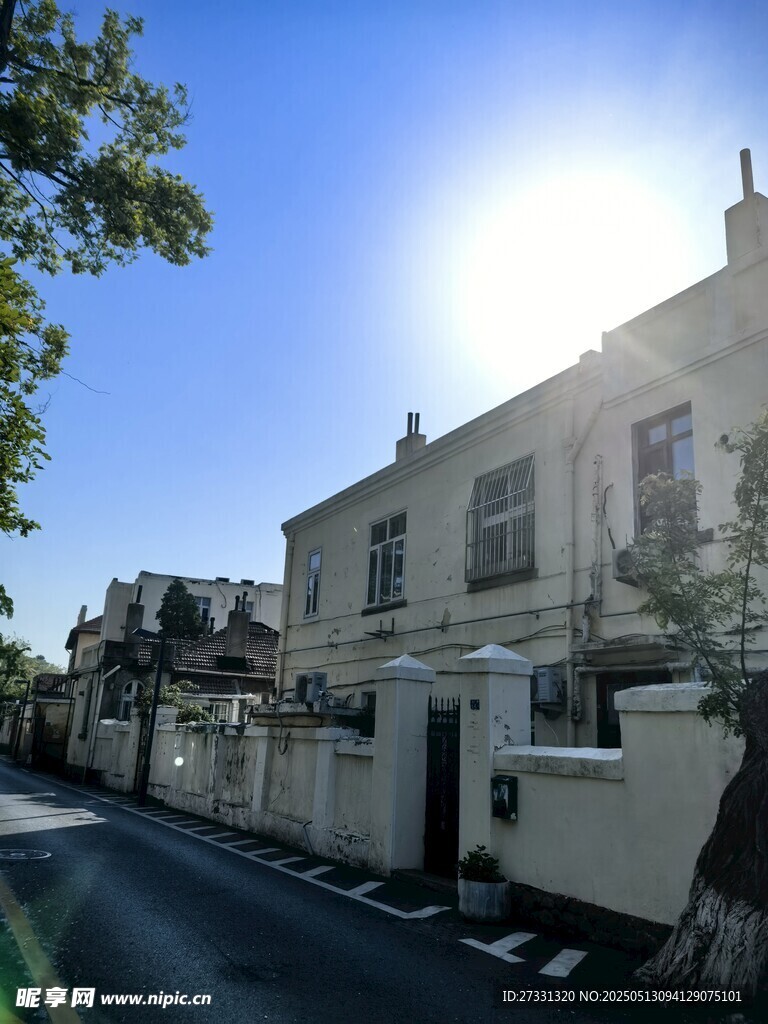 阳光照耀下的街边白色建筑