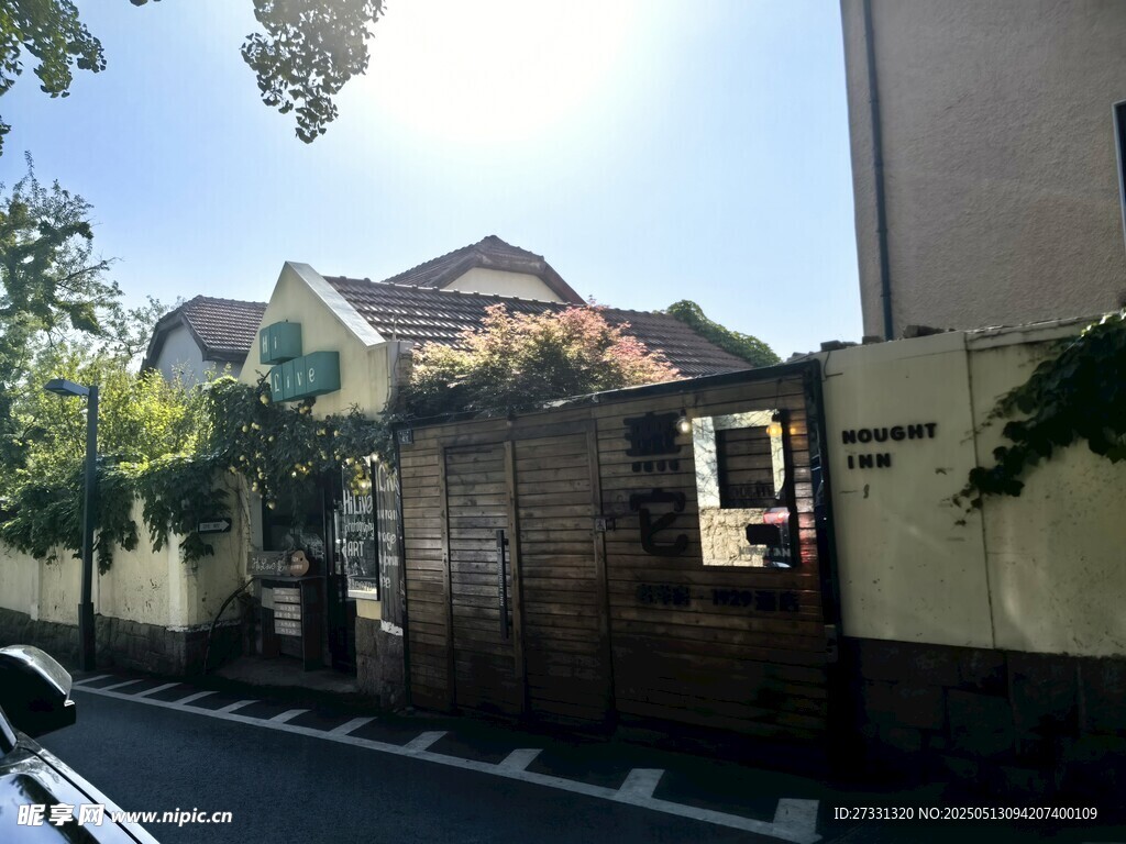 街边静谧的独栋住宅