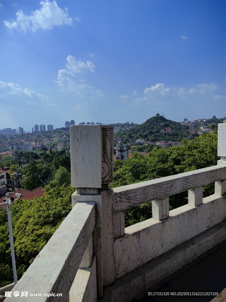 俯瞰城市与青山美景