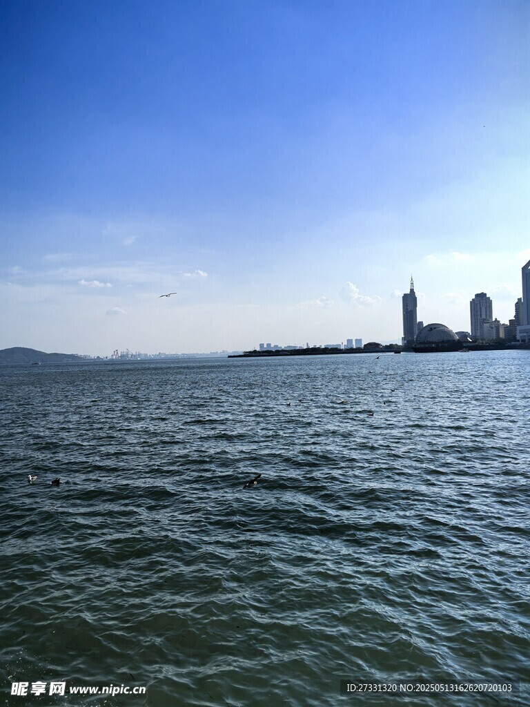 海上远眺城市天际线