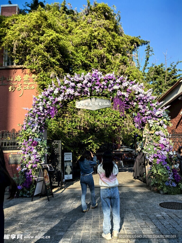 浪漫花卉拱门 行人漫步