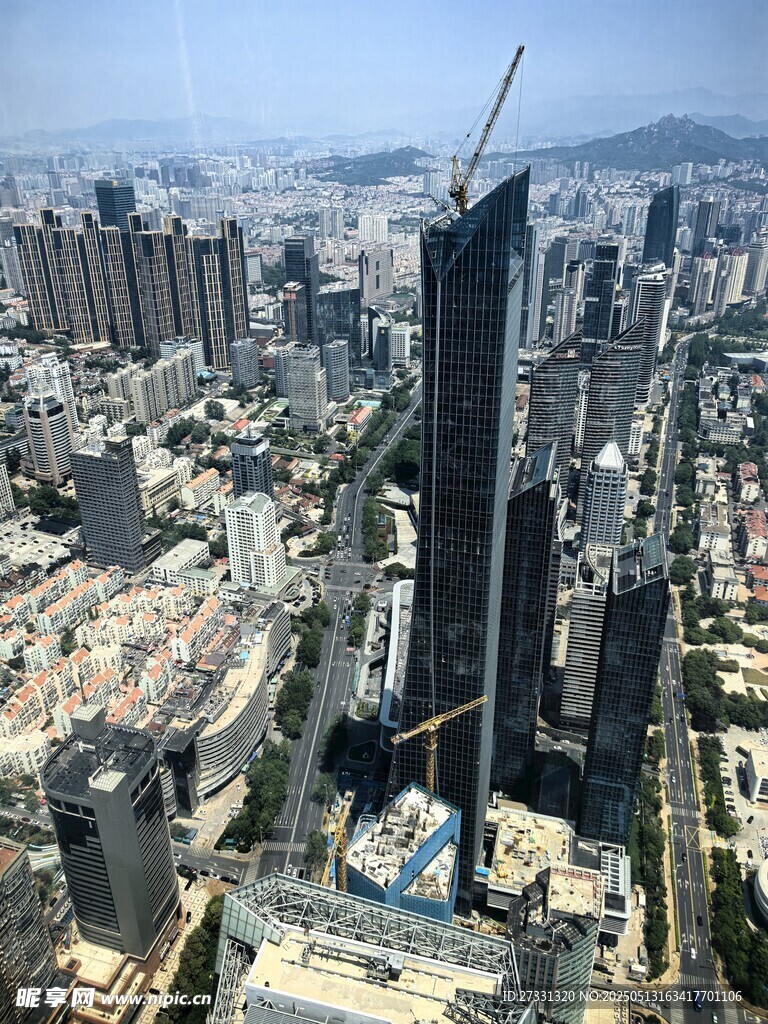 俯瞰繁华都市高楼建筑群