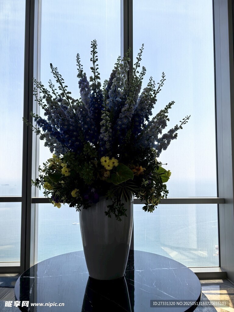 窗边花瓶中的多彩花卉