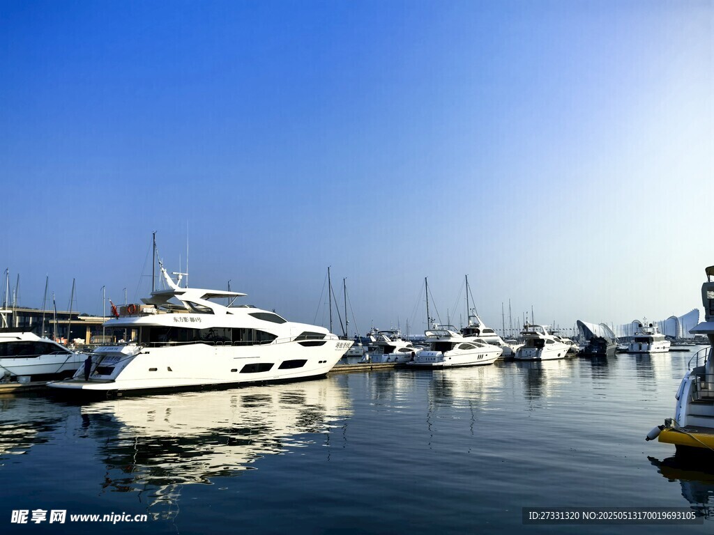 海港停泊的豪华游艇