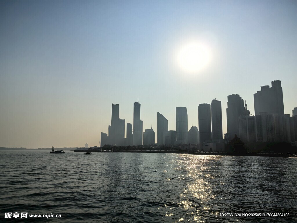 海滨城市天际线日落美景