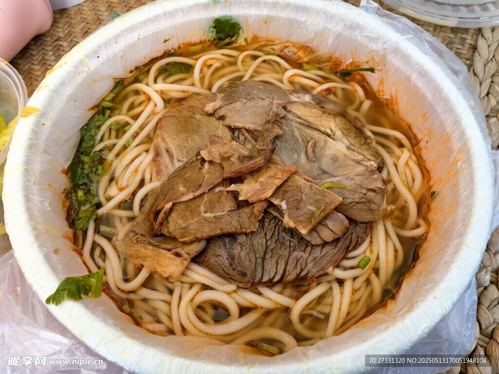 美味牛肉拌面诱人呈现