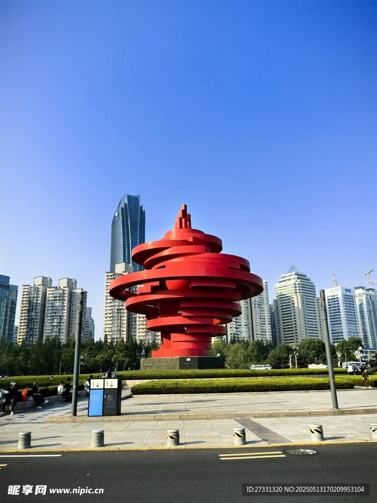 青岛五四广场标志性红色雕塑