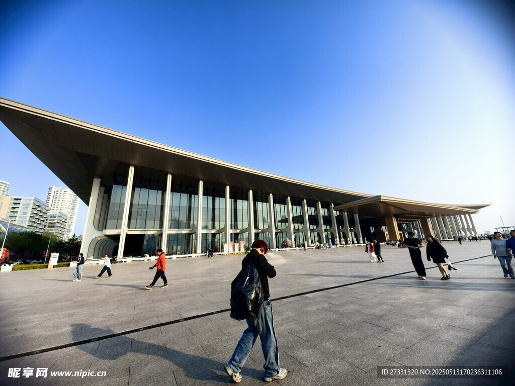 现代风格建筑前行人漫步