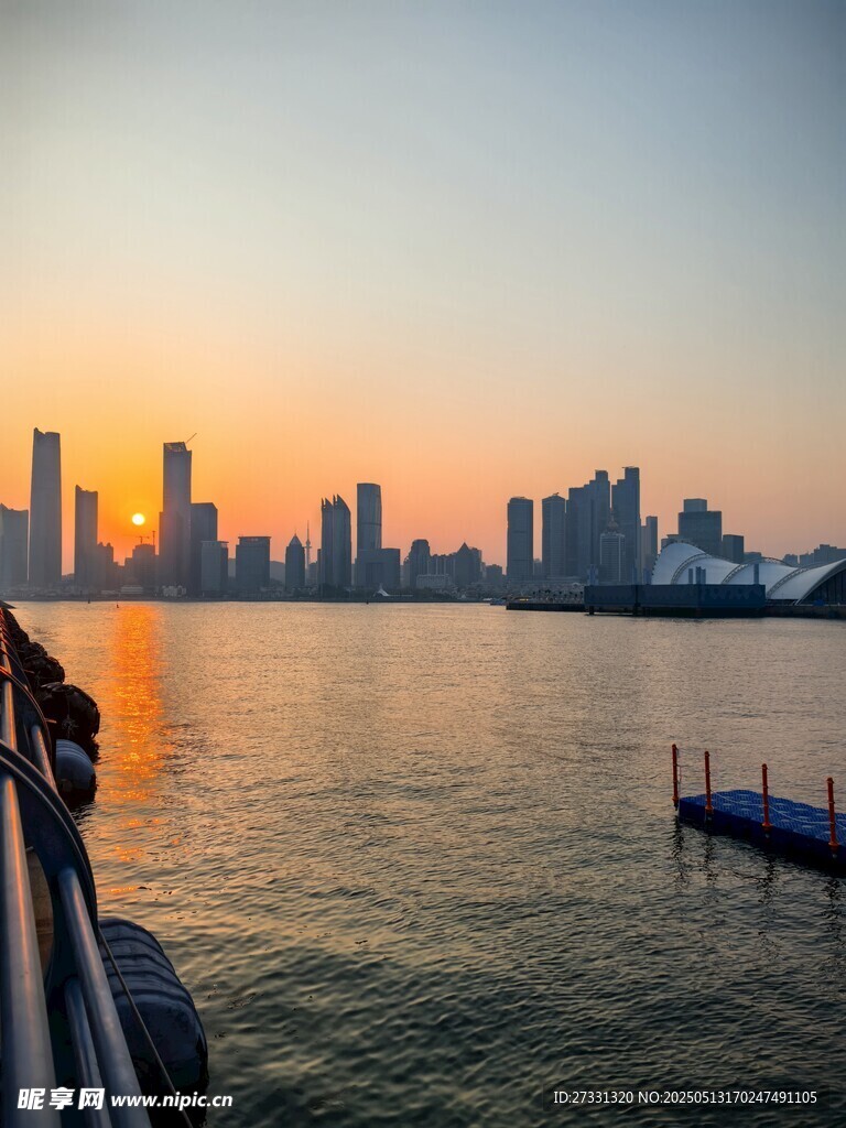 湖畔城市日落美景