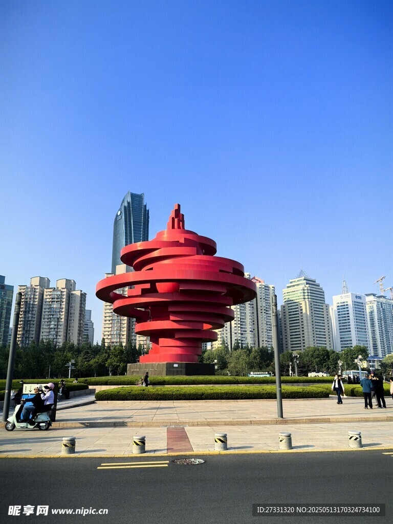 青岛五四广场标志性红色雕塑