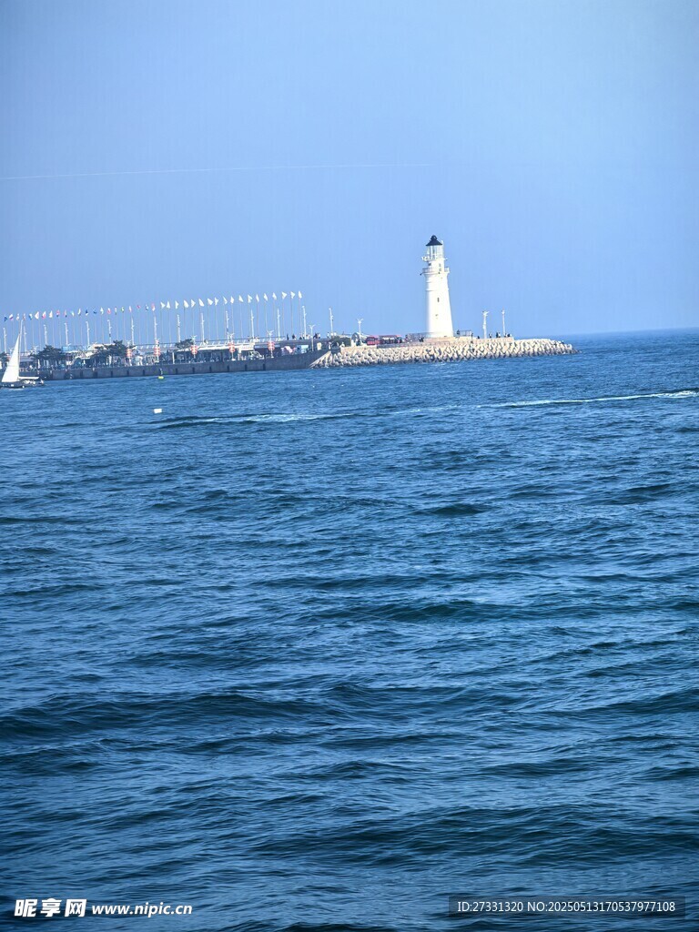 海上灯塔矗立蓝色海面