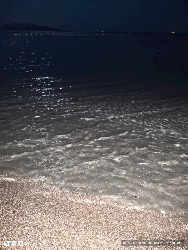 静谧海滩夜色下的波光