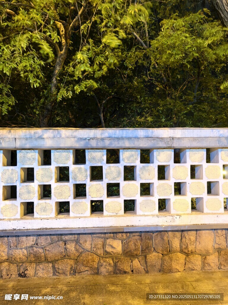 石砌镂空围栏与葱郁树木