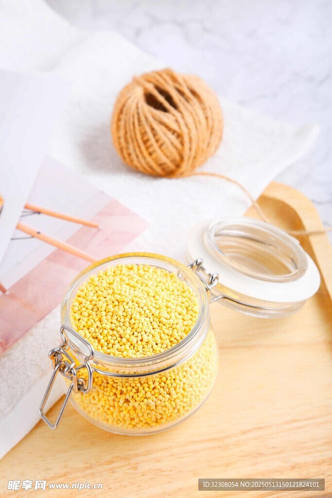 罐装黄色谷物与编织材料