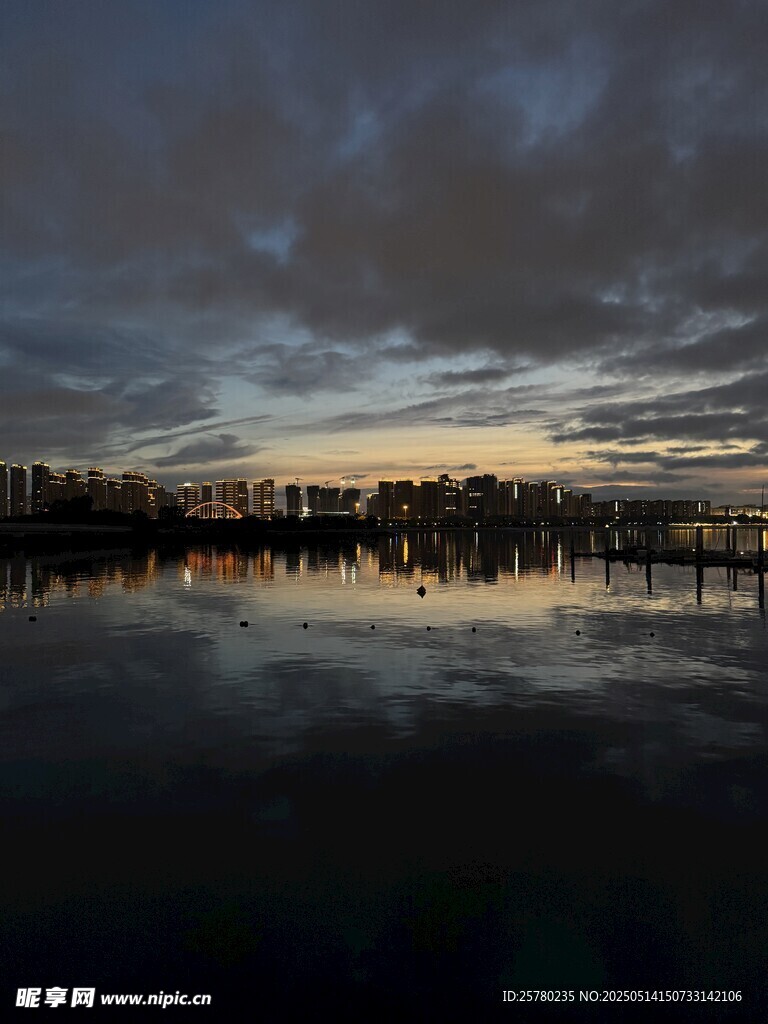 五缘湾黄昏城市倒影