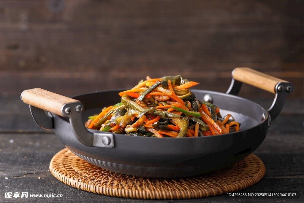 锅中多彩蔬菜炒制美食