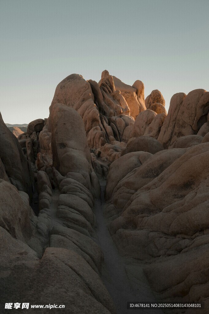 夕阳下的嶙峋岩石景观