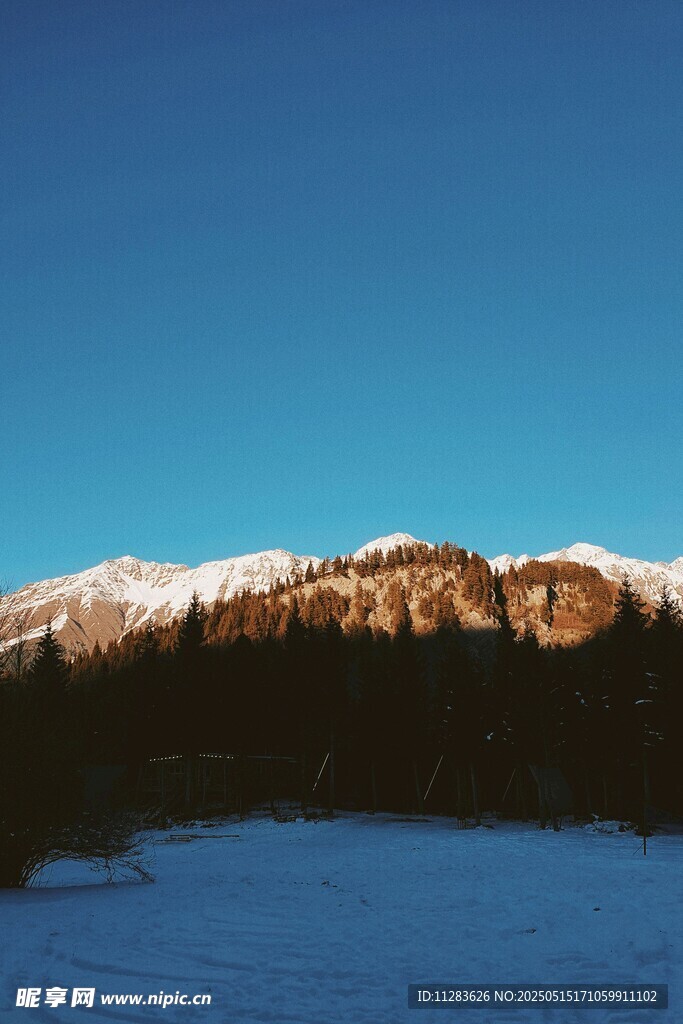 雪山下的静谧湖泊