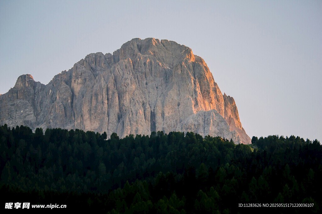 夕阳下的巍峨山峰