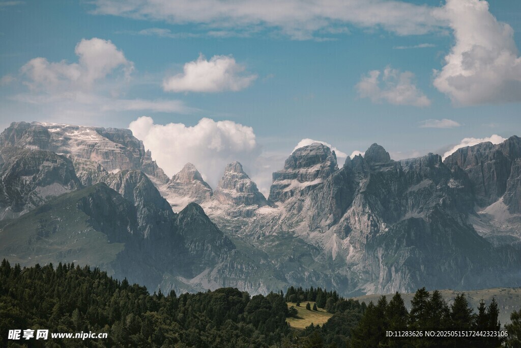 壮丽巍峨的高山景观