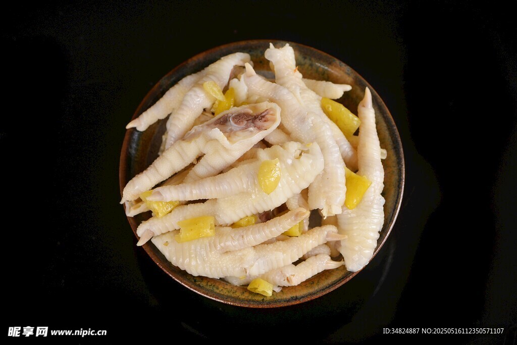 泡椒凤爪摆放在盘中