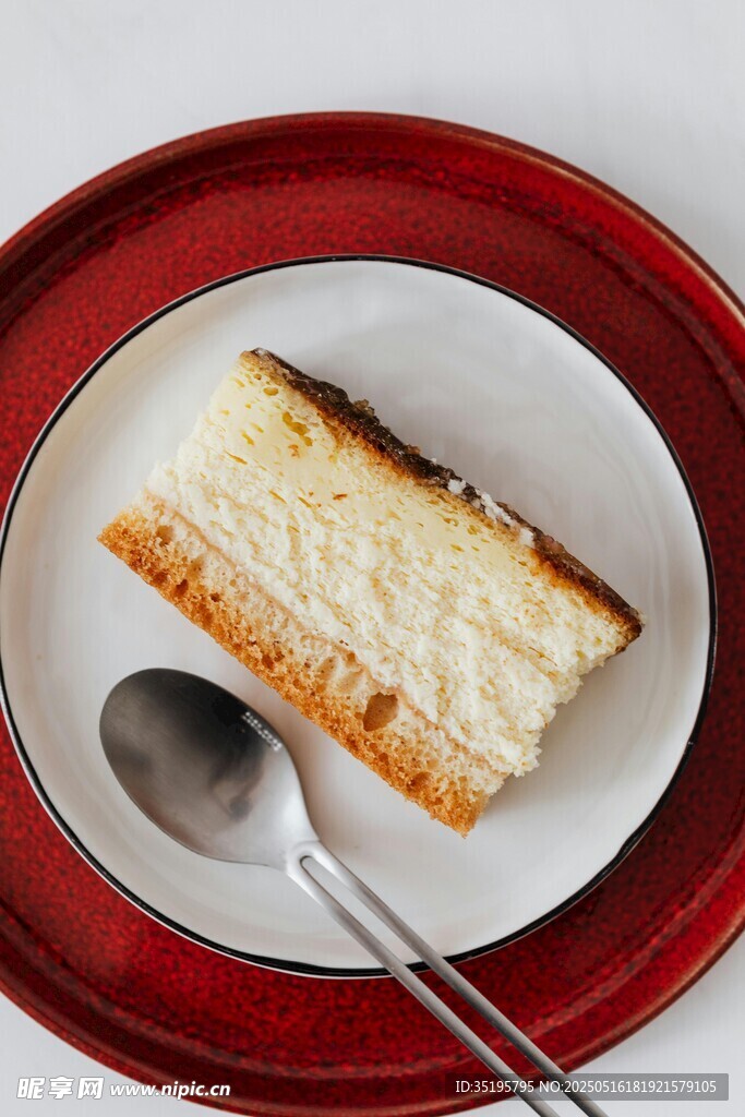 美味芝士蛋糕配银勺
