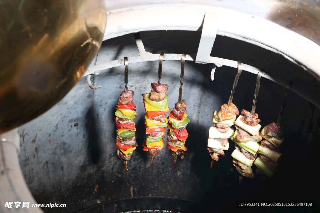 炉中悬挂的多彩烤肉串