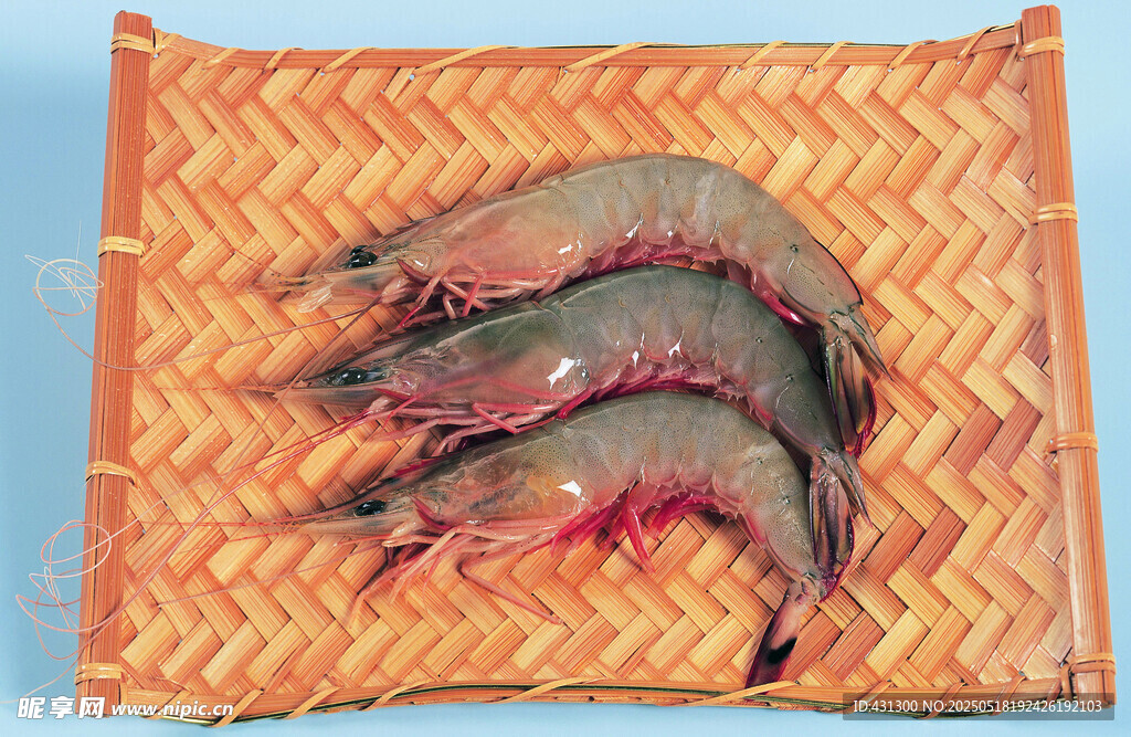 竹垫上的新鲜大虾