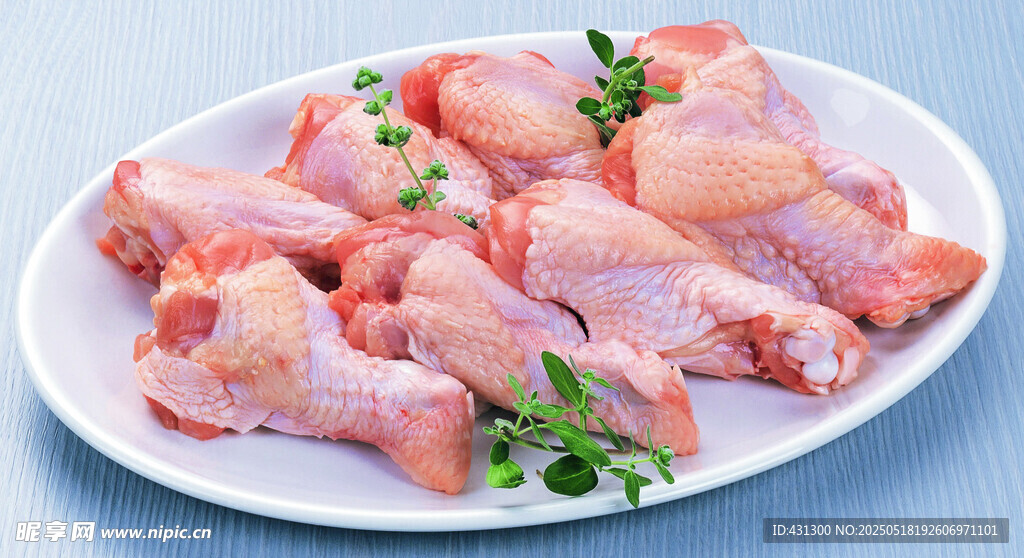 新鲜生鸡翅摆放在盘中