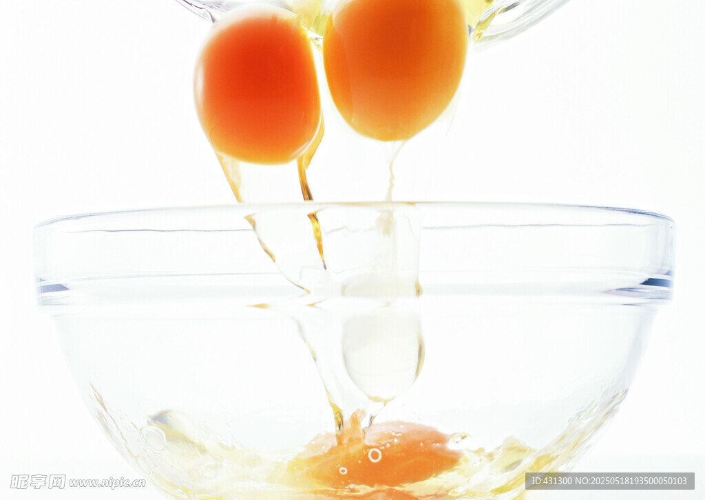 鸡蛋打入碗中瞬间